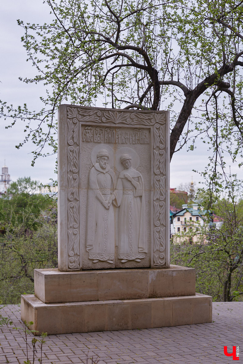 В этом году Патриарший сад отмечает свой юбилей. В мае цветущему оазису исполняется 75 лет. Сегодня уникальное место в самом центре Владимира ежедневно принимает десятки гостей. Специально для «Ключ-Медиа» экскурсию по его территории провела сотрудница, которая знает тут каждое дерево и каждый цветок.
