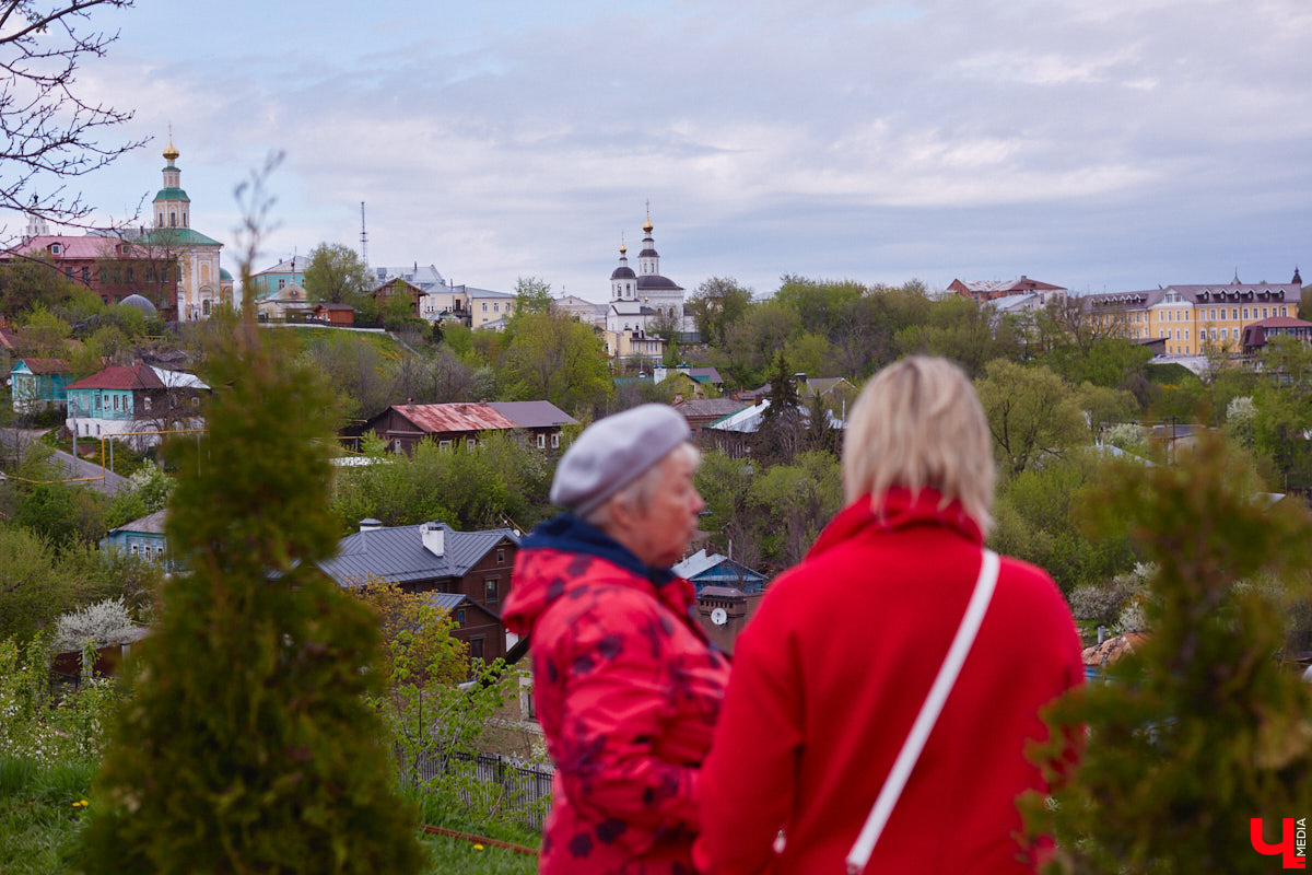 В этом году Патриарший сад отмечает свой юбилей. В мае цветущему оазису исполняется 75 лет. Сегодня уникальное место в самом центре Владимира ежедневно принимает десятки гостей. Специально для «Ключ-Медиа» экскурсию по его территории провела сотрудница, которая знает тут каждое дерево и каждый цветок.