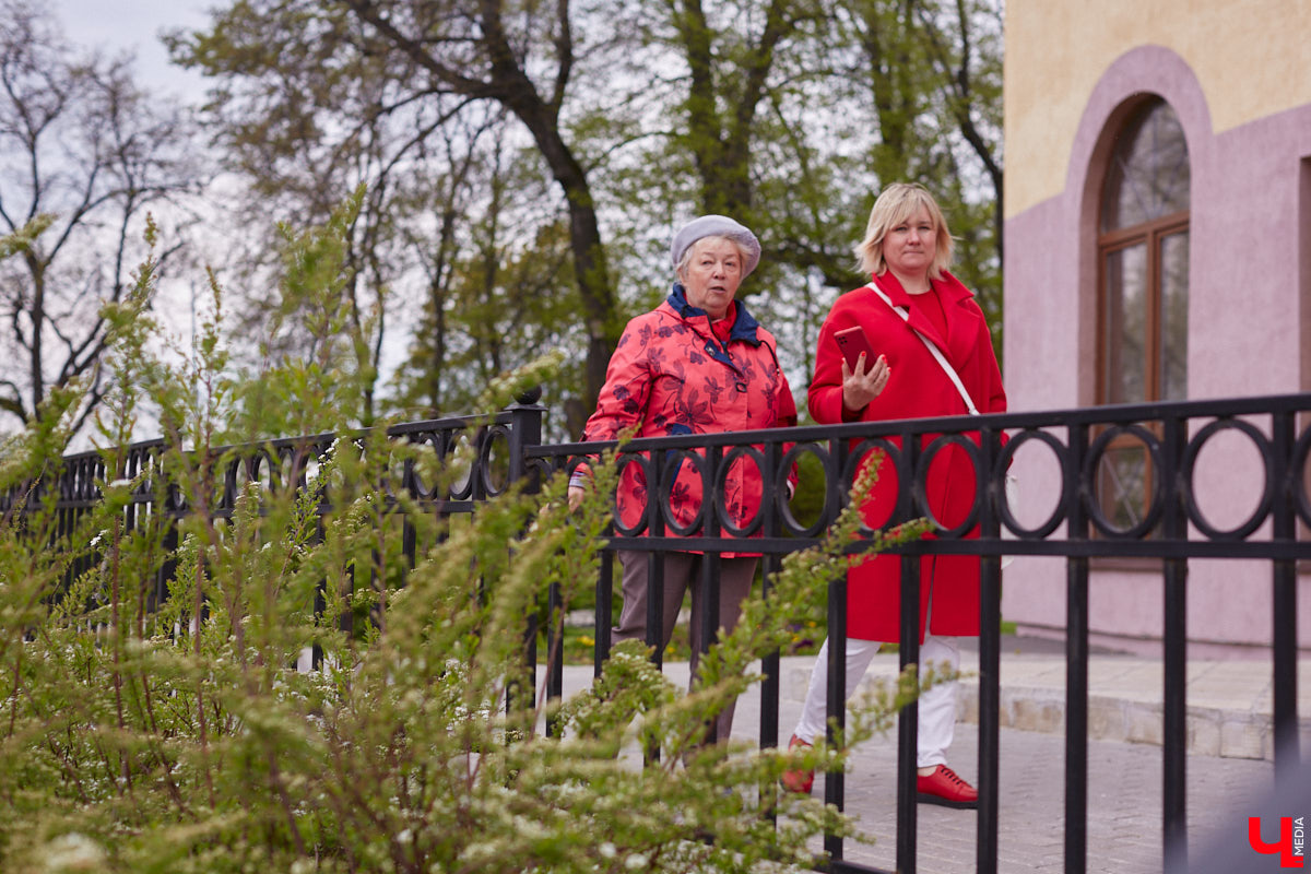 В этом году Патриарший сад отмечает свой юбилей. В мае цветущему оазису исполняется 75 лет. Сегодня уникальное место в самом центре Владимира ежедневно принимает десятки гостей. Специально для «Ключ-Медиа» экскурсию по его территории провела сотрудница, которая знает тут каждое дерево и каждый цветок.