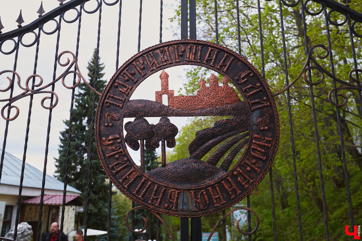 В этом году Патриарший сад отмечает свой юбилей. В мае цветущему оазису исполняется 75 лет. Сегодня уникальное место в самом центре Владимира ежедневно принимает десятки гостей. Специально для «Ключ-Медиа» экскурсию по его территории провела сотрудница, которая знает тут каждое дерево и каждый цветок.