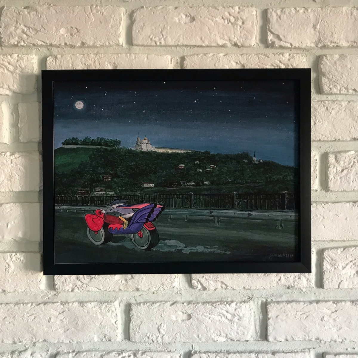 Известный во Владимире уличный художник Мишкин разукрасил серую стену постройки на территории популярного лофт-пространства. Так, на улице Сакко и Ванцетти появилось изображение девушки под зонтом. Что интересно, у нее есть реальный прототип.