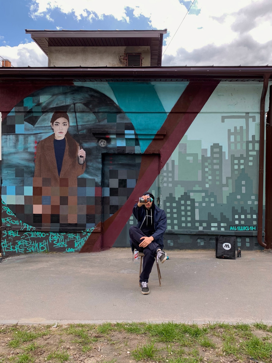 Известный во Владимире уличный художник Мишкин разукрасил серую стену постройки на территории популярного лофт-пространства. Так, на улице Сакко и Ванцетти появилось изображение девушки под зонтом. Что интересно, у нее есть реальный прототип.