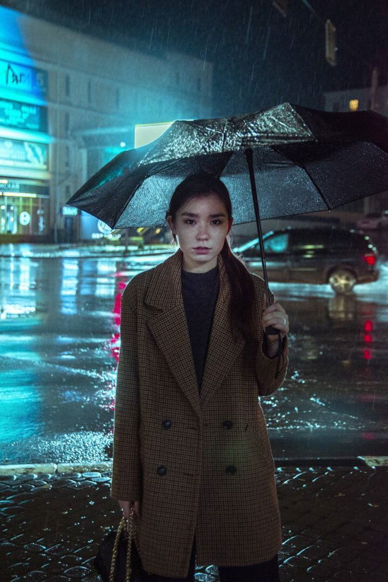 Известный во Владимире уличный художник Мишкин разукрасил серую стену постройки на территории популярного лофт-пространства. Так, на улице Сакко и Ванцетти появилось изображение девушки под зонтом. Что интересно, у нее есть реальный прототип.