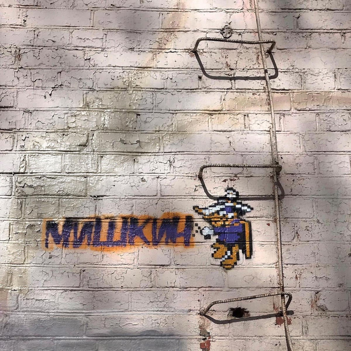 Известный во Владимире уличный художник Мишкин разукрасил серую стену постройки на территории популярного лофт-пространства. Так, на улице Сакко и Ванцетти появилось изображение девушки под зонтом. Что интересно, у нее есть реальный прототип.