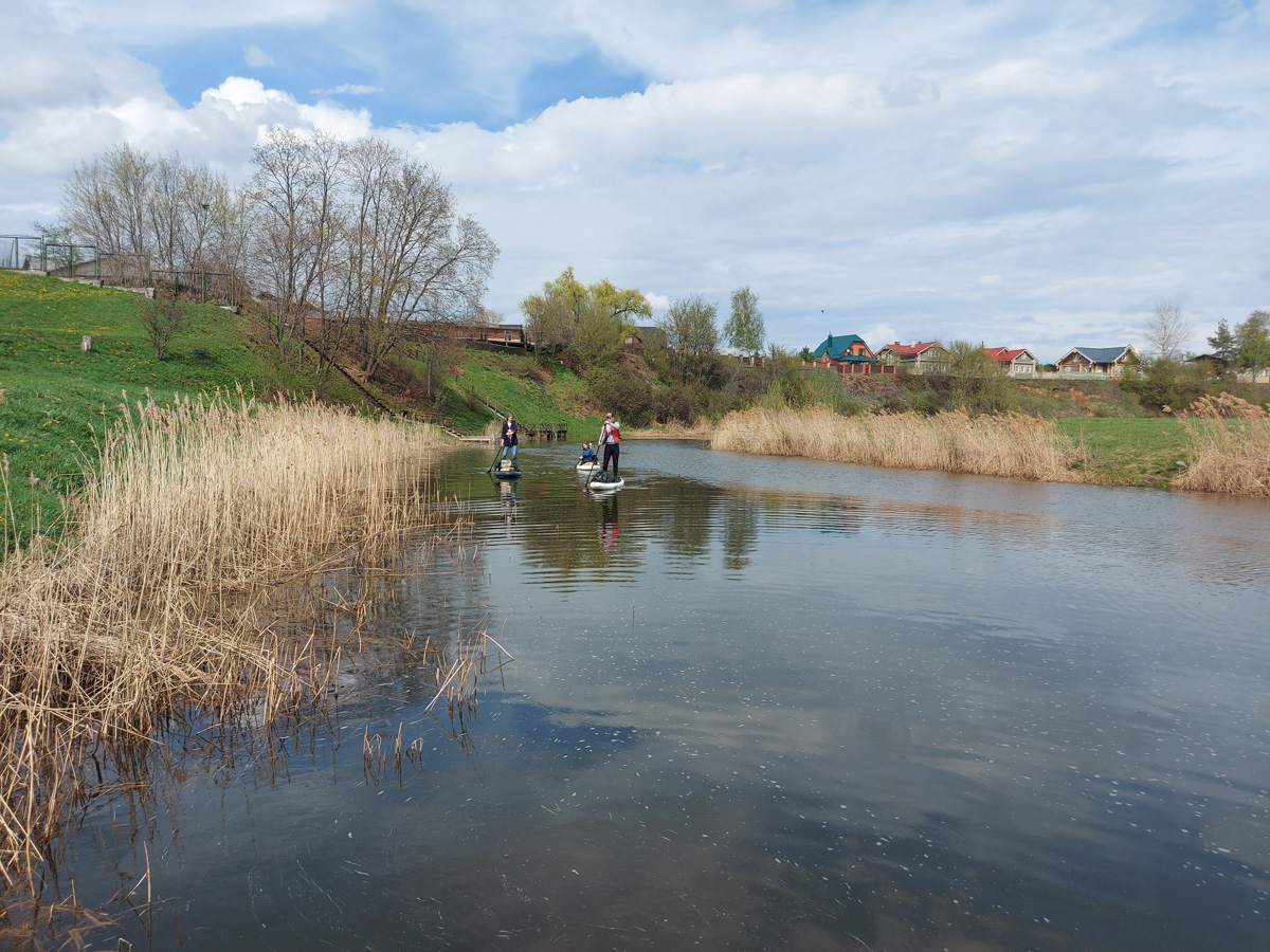 Суздальские экоактивисты устроили нестандартный сплав по реке Каменке. На субботник они не просто вышли, а буквально выплыли… на сапбордах. За пару часов с поверхности воды и береговой линии ребятам удалось собрать тридцать мешков разнообразного мусора.