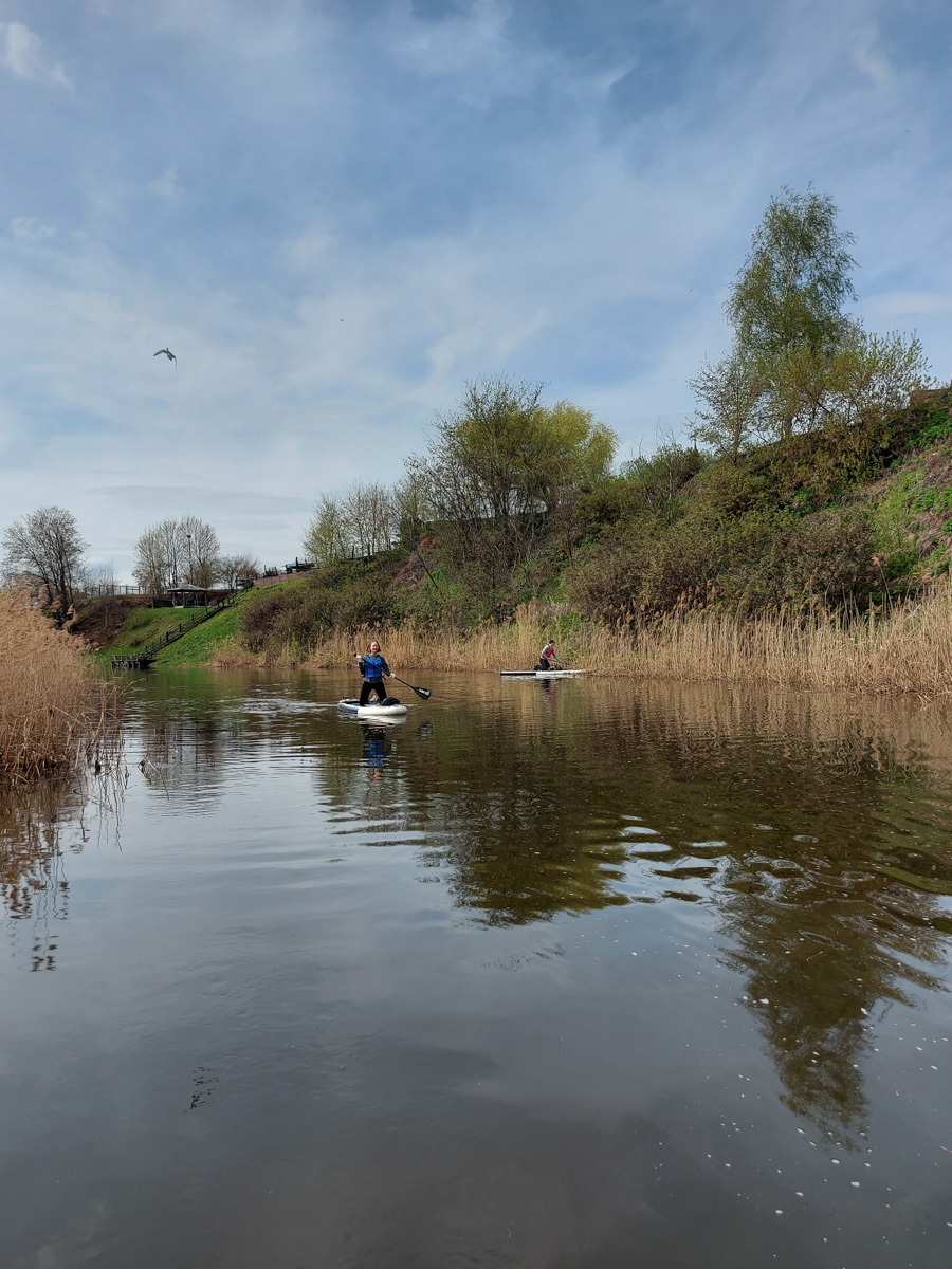 Суздальские экоактивисты устроили нестандартный сплав по реке Каменке. На субботник они не просто вышли, а буквально выплыли… на сапбордах. За пару часов с поверхности воды и береговой линии ребятам удалось собрать тридцать мешков разнообразного мусора.