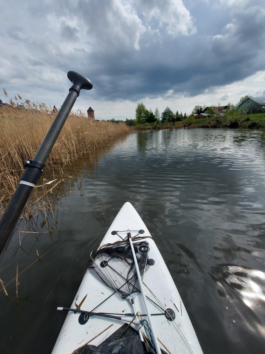 Суздальские экоактивисты устроили нестандартный сплав по реке Каменке. На субботник они не просто вышли, а буквально выплыли… на сапбордах. За пару часов с поверхности воды и береговой линии ребятам удалось собрать тридцать мешков разнообразного мусора.