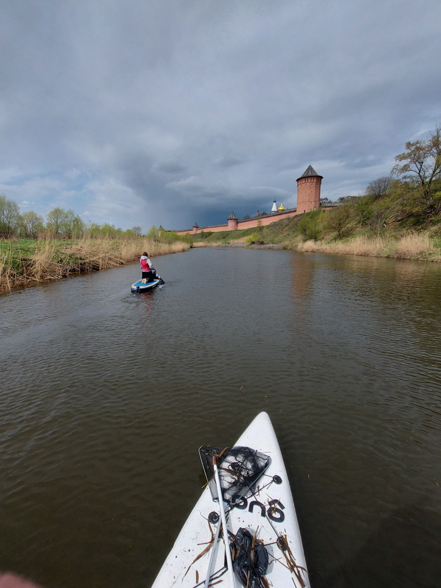 Суздальские экоактивисты устроили нестандартный сплав по реке Каменке. На субботник они не просто вышли, а буквально выплыли… на сапбордах. За пару часов с поверхности воды и береговой линии ребятам удалось собрать тридцать мешков разнообразного мусора.