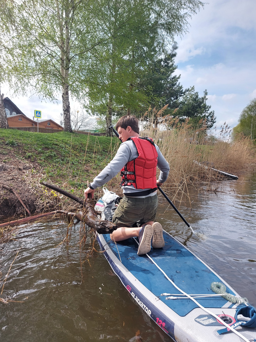Суздальские экоактивисты устроили нестандартный сплав по реке Каменке. На субботник они не просто вышли, а буквально выплыли… на сапбордах. За пару часов с поверхности воды и береговой линии ребятам удалось собрать тридцать мешков разнообразного мусора.