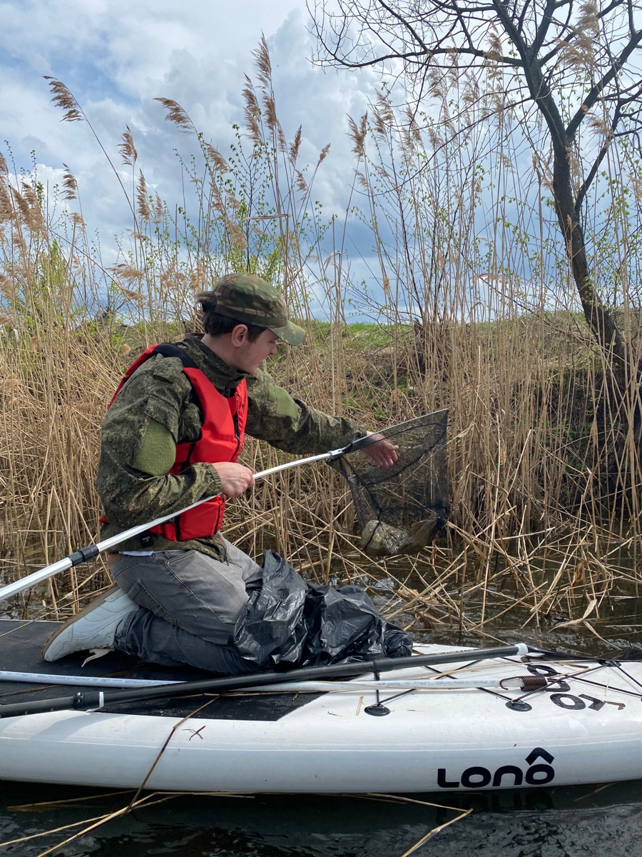 Суздальские экоактивисты устроили нестандартный сплав по реке Каменке. На субботник они не просто вышли, а буквально выплыли… на сапбордах. За пару часов с поверхности воды и береговой линии ребятам удалось собрать тридцать мешков разнообразного мусора.