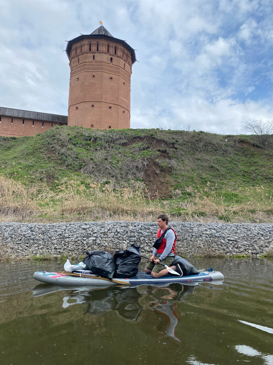 Суздальские экоактивисты устроили нестандартный сплав по реке Каменке. На субботник они не просто вышли, а буквально выплыли… на сапбордах. За пару часов с поверхности воды и береговой линии ребятам удалось собрать тридцать мешков разнообразного мусора.