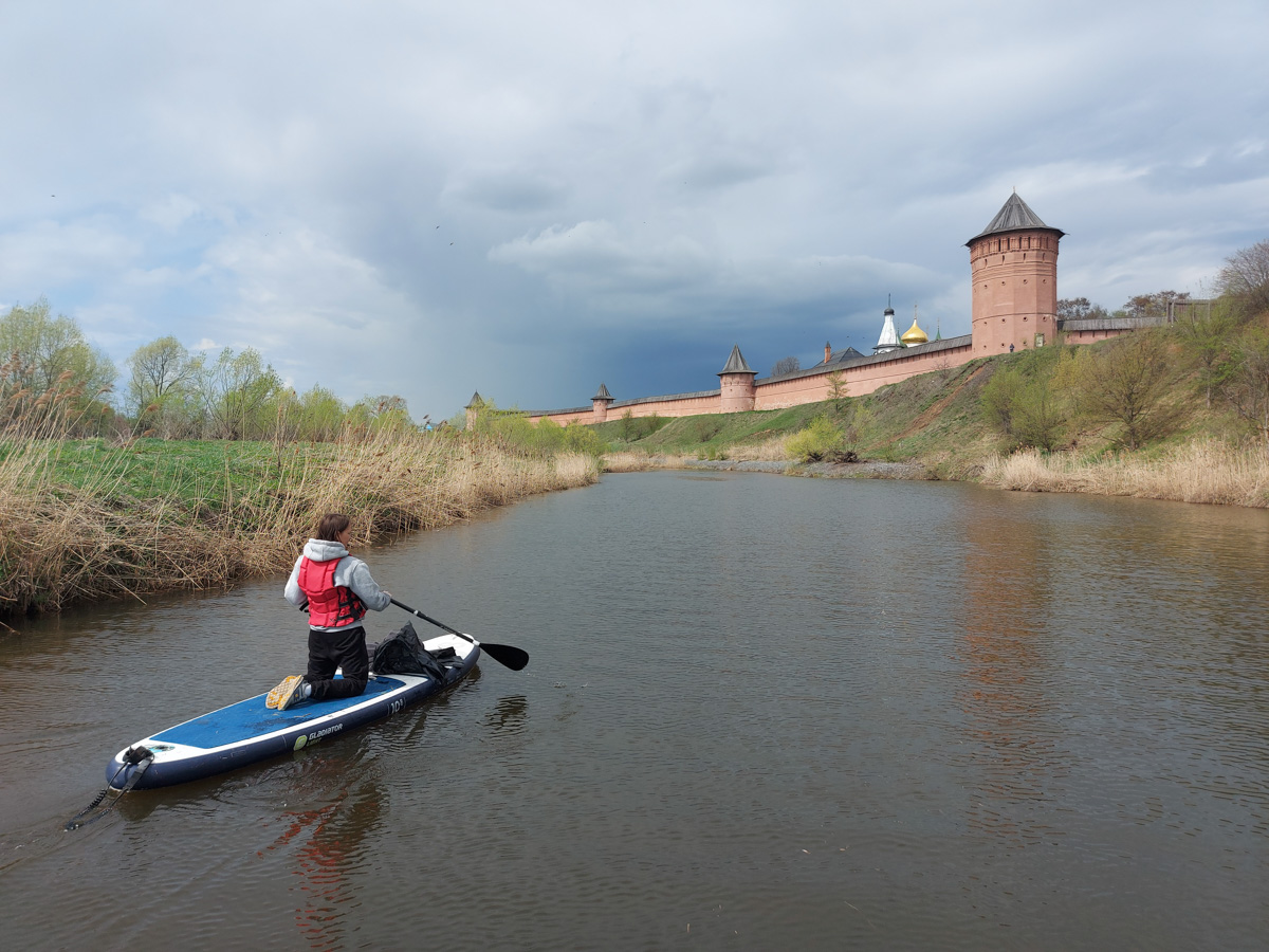 Суздальские экоактивисты устроили нестандартный сплав по реке Каменке. На субботник они не просто вышли, а буквально выплыли… на сапбордах. За пару часов с поверхности воды и береговой линии ребятам удалось собрать тридцать мешков разнообразного мусора.