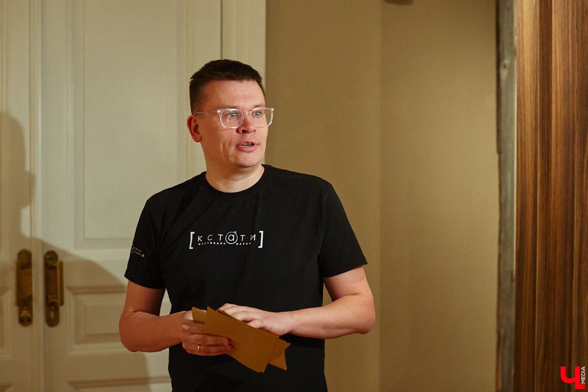 Форматы подачи информации изменились. Интерактив и иммерсивные спектакли пришли на смену сухим фактам и цифрам из книг, чтобы донести знания в более доступной форме. Тенденцию подхватил и Дом-музей Столетовых во Владимире, который на днях превратился в театральную сцену, а его посетители примерили на себя роль не только зрителей, но и актеров.