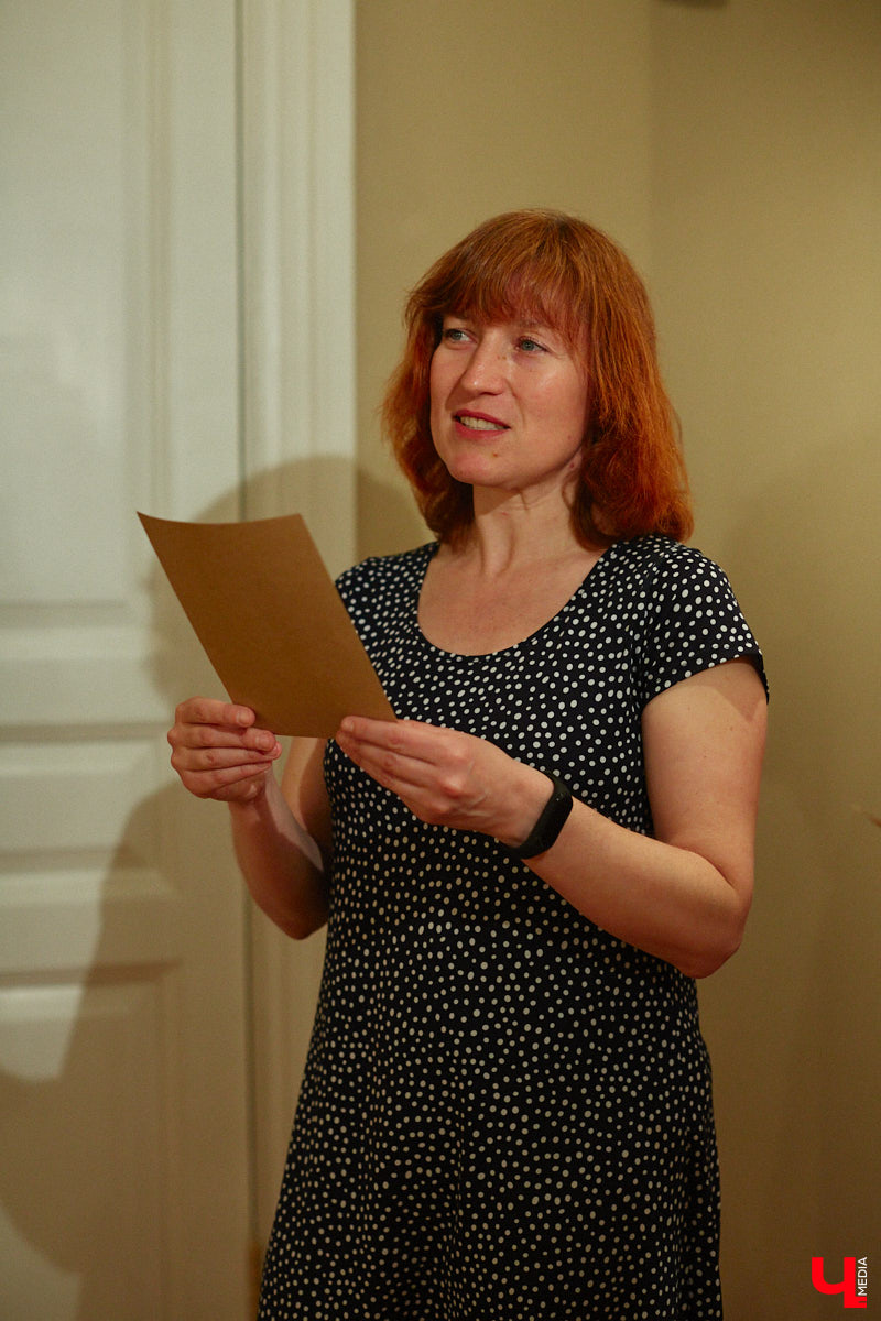 Форматы подачи информации изменились. Интерактив и иммерсивные спектакли пришли на смену сухим фактам и цифрам из книг, чтобы донести знания в более доступной форме. Тенденцию подхватил и Дом-музей Столетовых во Владимире, который на днях превратился в театральную сцену, а его посетители примерили на себя роль не только зрителей, но и актеров.