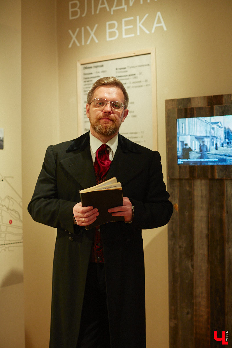 Форматы подачи информации изменились. Интерактив и иммерсивные спектакли пришли на смену сухим фактам и цифрам из книг, чтобы донести знания в более доступной форме. Тенденцию подхватил и Дом-музей Столетовых во Владимире, который на днях превратился в театральную сцену, а его посетители примерили на себя роль не только зрителей, но и актеров.