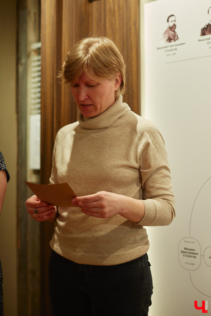 Форматы подачи информации изменились. Интерактив и иммерсивные спектакли пришли на смену сухим фактам и цифрам из книг, чтобы донести знания в более доступной форме. Тенденцию подхватил и Дом-музей Столетовых во Владимире, который на днях превратился в театральную сцену, а его посетители примерили на себя роль не только зрителей, но и актеров.