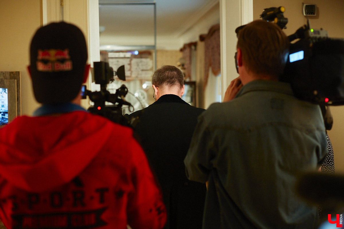 Форматы подачи информации изменились. Интерактив и иммерсивные спектакли пришли на смену сухим фактам и цифрам из книг, чтобы донести знания в более доступной форме. Тенденцию подхватил и Дом-музей Столетовых во Владимире, который на днях превратился в театральную сцену, а его посетители примерили на себя роль не только зрителей, но и актеров.