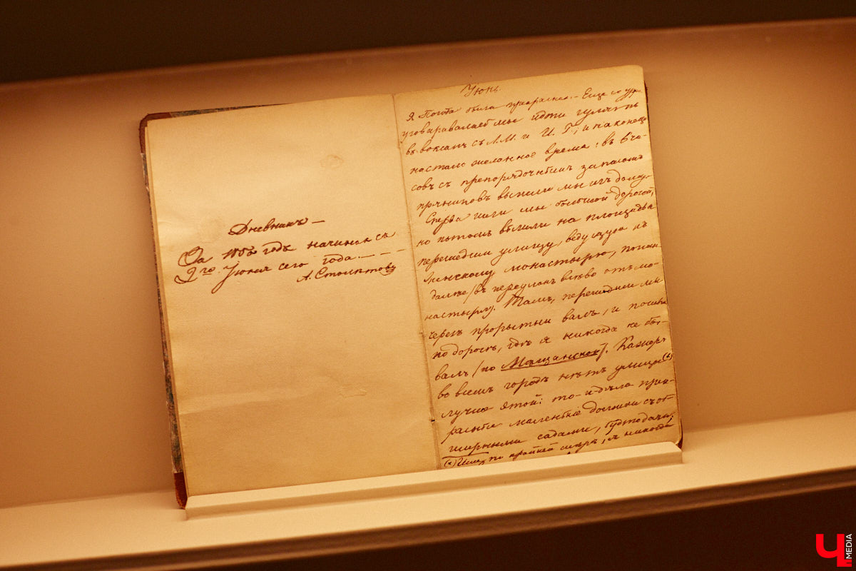 Форматы подачи информации изменились. Интерактив и иммерсивные спектакли пришли на смену сухим фактам и цифрам из книг, чтобы донести знания в более доступной форме. Тенденцию подхватил и Дом-музей Столетовых во Владимире, который на днях превратился в театральную сцену, а его посетители примерили на себя роль не только зрителей, но и актеров.