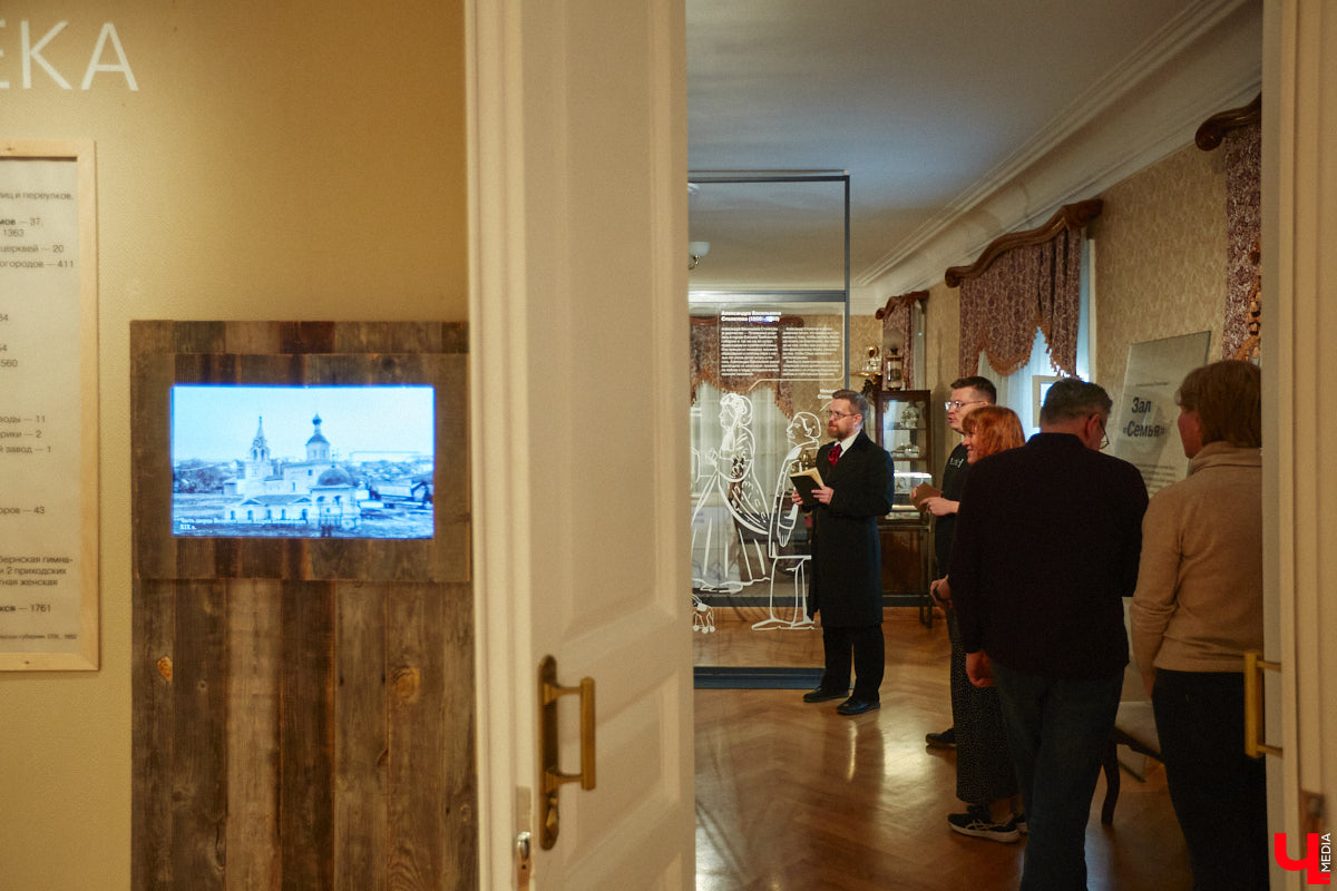 Форматы подачи информации изменились. Интерактив и иммерсивные спектакли пришли на смену сухим фактам и цифрам из книг, чтобы донести знания в более доступной форме. Тенденцию подхватил и Дом-музей Столетовых во Владимире, который на днях превратился в театральную сцену, а его посетители примерили на себя роль не только зрителей, но и актеров.