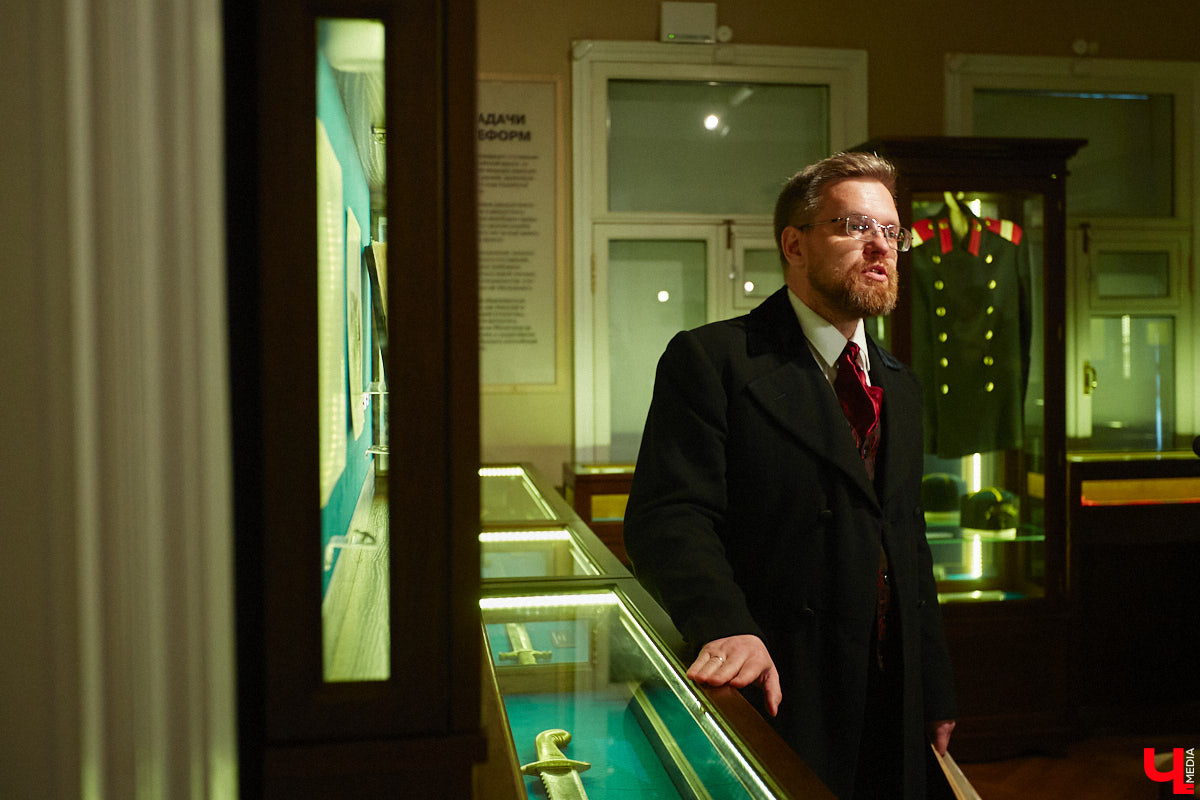 Форматы подачи информации изменились. Интерактив и иммерсивные спектакли пришли на смену сухим фактам и цифрам из книг, чтобы донести знания в более доступной форме. Тенденцию подхватил и Дом-музей Столетовых во Владимире, который на днях превратился в театральную сцену, а его посетители примерили на себя роль не только зрителей, но и актеров.