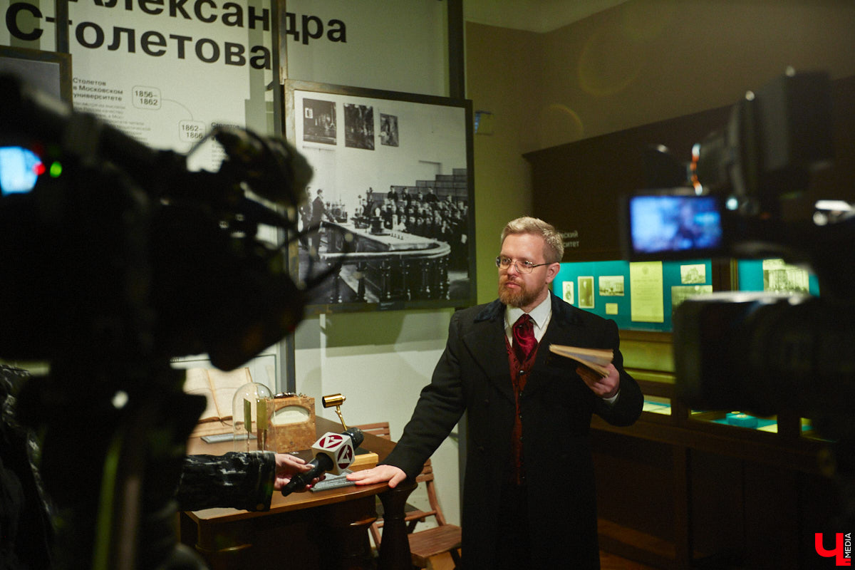 Форматы подачи информации изменились. Интерактив и иммерсивные спектакли пришли на смену сухим фактам и цифрам из книг, чтобы донести знания в более доступной форме. Тенденцию подхватил и Дом-музей Столетовых во Владимире, который на днях превратился в театральную сцену, а его посетители примерили на себя роль не только зрителей, но и актеров.