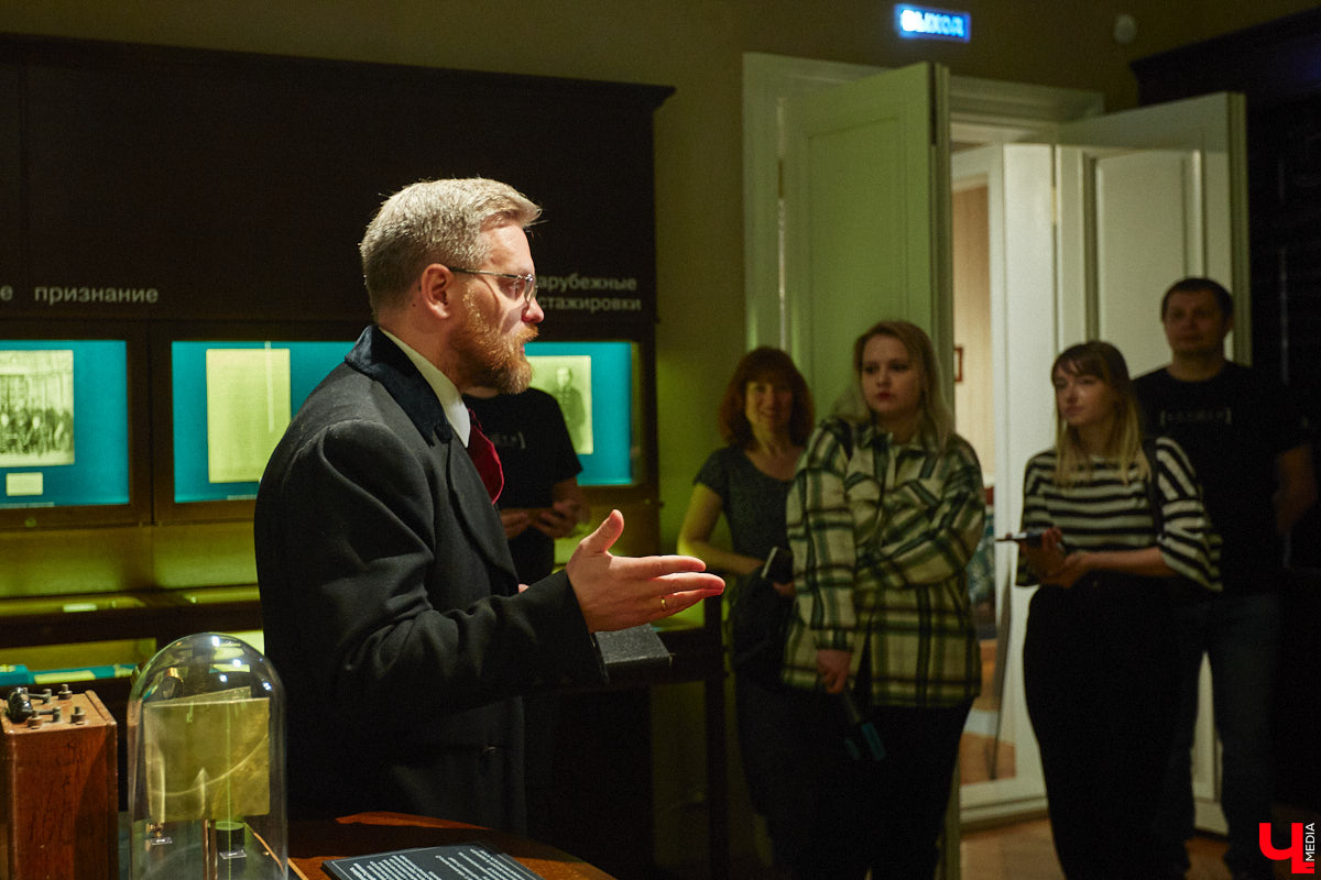 Форматы подачи информации изменились. Интерактив и иммерсивные спектакли пришли на смену сухим фактам и цифрам из книг, чтобы донести знания в более доступной форме. Тенденцию подхватил и Дом-музей Столетовых во Владимире, который на днях превратился в театральную сцену, а его посетители примерили на себя роль не только зрителей, но и актеров.