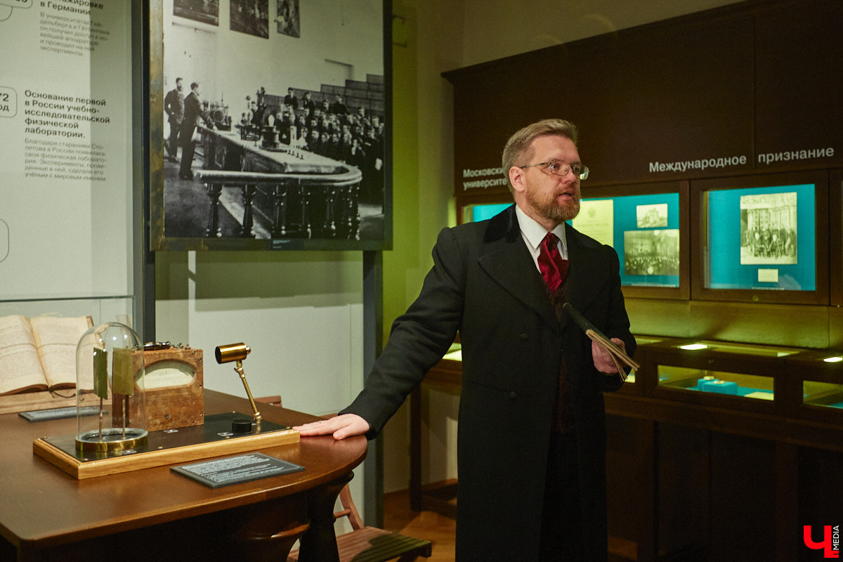 Форматы подачи информации изменились. Интерактив и иммерсивные спектакли пришли на смену сухим фактам и цифрам из книг, чтобы донести знания в более доступной форме. Тенденцию подхватил и Дом-музей Столетовых во Владимире, который на днях превратился в театральную сцену, а его посетители примерили на себя роль не только зрителей, но и актеров.