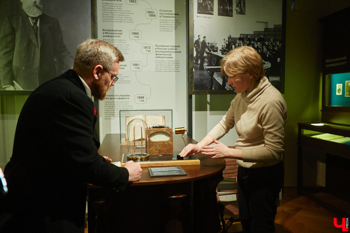 Форматы подачи информации изменились. Интерактив и иммерсивные спектакли пришли на смену сухим фактам и цифрам из книг, чтобы донести знания в более доступной форме. Тенденцию подхватил и Дом-музей Столетовых во Владимире, который на днях превратился в театральную сцену, а его посетители примерили на себя роль не только зрителей, но и актеров.