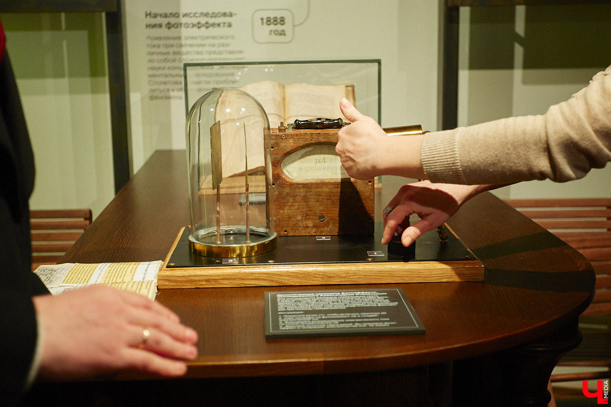 Форматы подачи информации изменились. Интерактив и иммерсивные спектакли пришли на смену сухим фактам и цифрам из книг, чтобы донести знания в более доступной форме. Тенденцию подхватил и Дом-музей Столетовых во Владимире, который на днях превратился в театральную сцену, а его посетители примерили на себя роль не только зрителей, но и актеров.