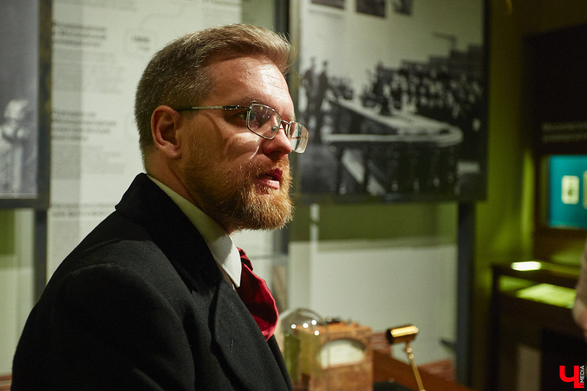 Форматы подачи информации изменились. Интерактив и иммерсивные спектакли пришли на смену сухим фактам и цифрам из книг, чтобы донести знания в более доступной форме. Тенденцию подхватил и Дом-музей Столетовых во Владимире, который на днях превратился в театральную сцену, а его посетители примерили на себя роль не только зрителей, но и актеров.