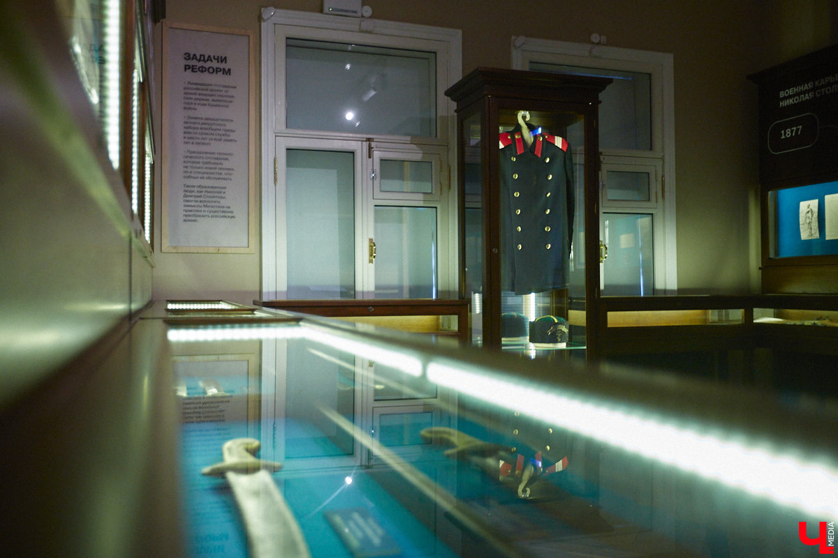 Форматы подачи информации изменились. Интерактив и иммерсивные спектакли пришли на смену сухим фактам и цифрам из книг, чтобы донести знания в более доступной форме. Тенденцию подхватил и Дом-музей Столетовых во Владимире, который на днях превратился в театральную сцену, а его посетители примерили на себя роль не только зрителей, но и актеров.