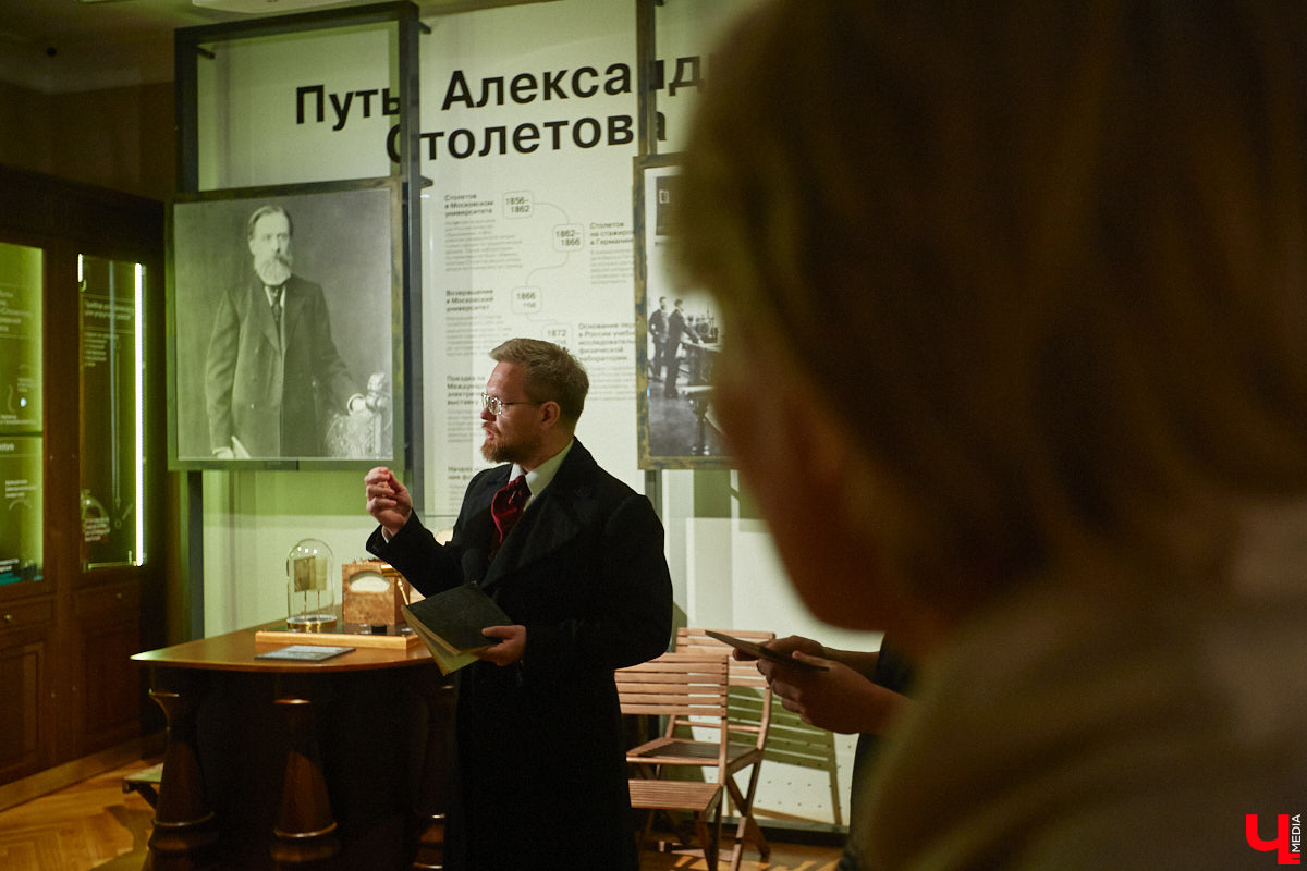 Форматы подачи информации изменились. Интерактив и иммерсивные спектакли пришли на смену сухим фактам и цифрам из книг, чтобы донести знания в более доступной форме. Тенденцию подхватил и Дом-музей Столетовых во Владимире, который на днях превратился в театральную сцену, а его посетители примерили на себя роль не только зрителей, но и актеров.