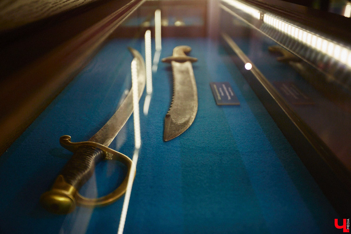 Форматы подачи информации изменились. Интерактив и иммерсивные спектакли пришли на смену сухим фактам и цифрам из книг, чтобы донести знания в более доступной форме. Тенденцию подхватил и Дом-музей Столетовых во Владимире, который на днях превратился в театральную сцену, а его посетители примерили на себя роль не только зрителей, но и актеров.