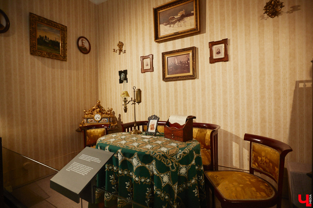 Форматы подачи информации изменились. Интерактив и иммерсивные спектакли пришли на смену сухим фактам и цифрам из книг, чтобы донести знания в более доступной форме. Тенденцию подхватил и Дом-музей Столетовых во Владимире, который на днях превратился в театральную сцену, а его посетители примерили на себя роль не только зрителей, но и актеров.