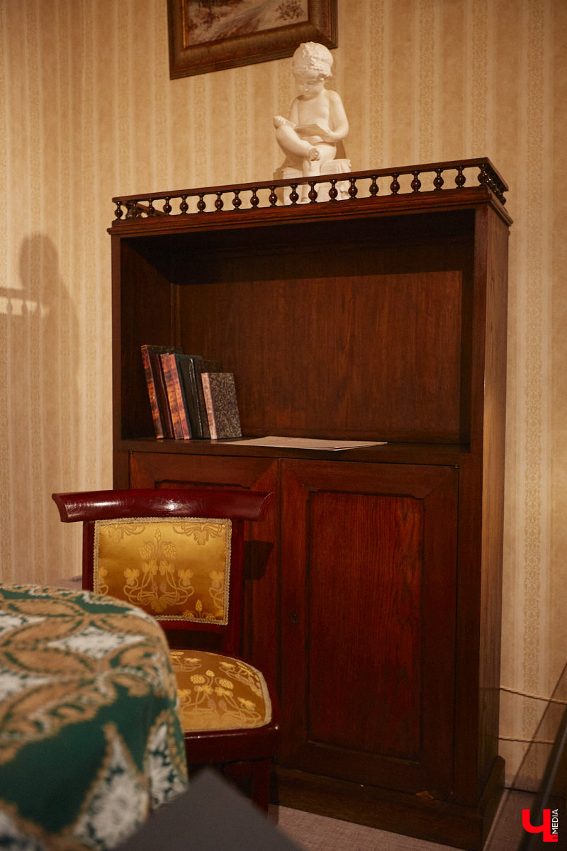 Форматы подачи информации изменились. Интерактив и иммерсивные спектакли пришли на смену сухим фактам и цифрам из книг, чтобы донести знания в более доступной форме. Тенденцию подхватил и Дом-музей Столетовых во Владимире, который на днях превратился в театральную сцену, а его посетители примерили на себя роль не только зрителей, но и актеров.