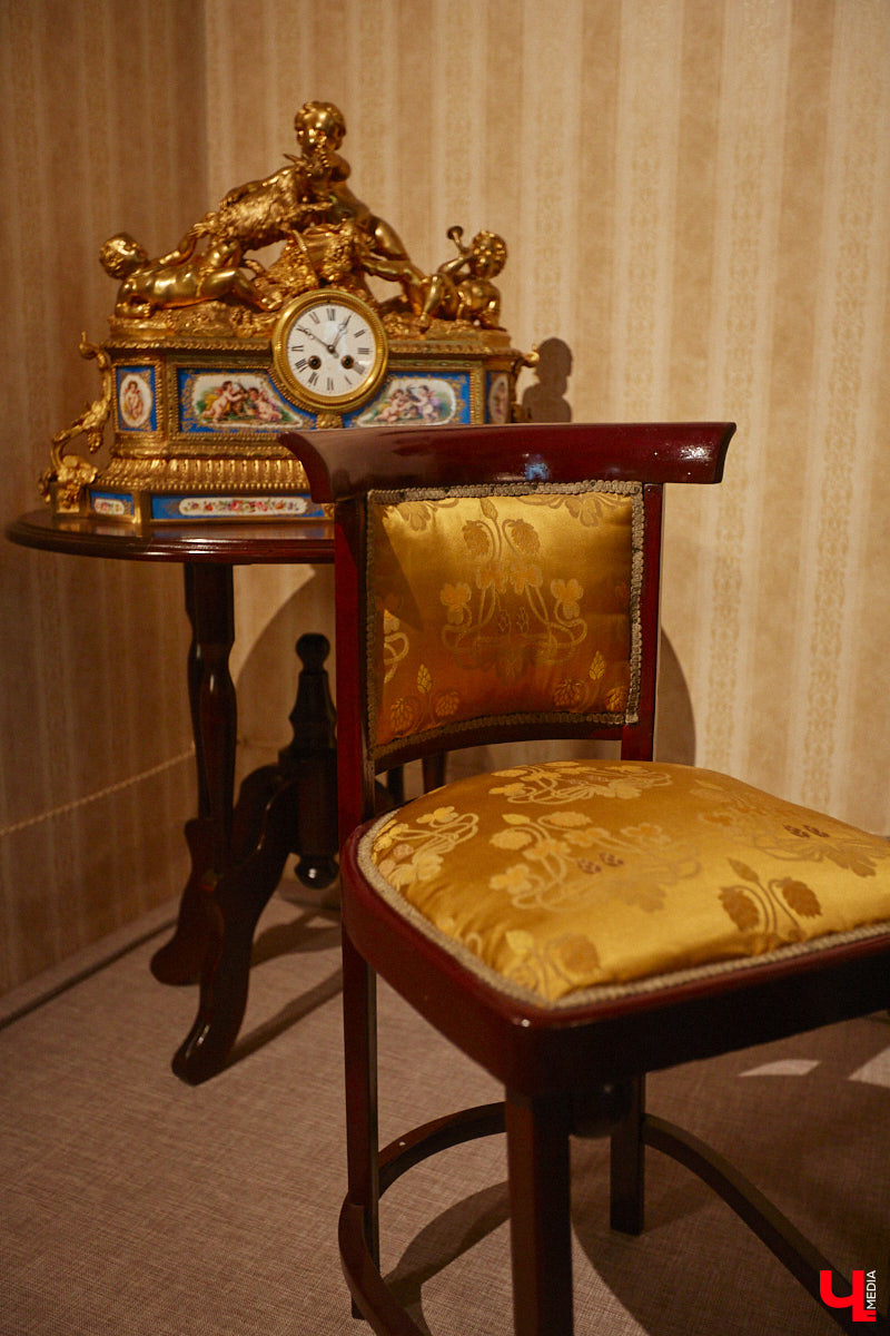 Форматы подачи информации изменились. Интерактив и иммерсивные спектакли пришли на смену сухим фактам и цифрам из книг, чтобы донести знания в более доступной форме. Тенденцию подхватил и Дом-музей Столетовых во Владимире, который на днях превратился в театральную сцену, а его посетители примерили на себя роль не только зрителей, но и актеров.