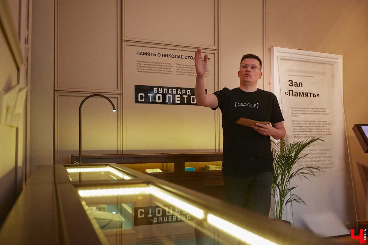 Форматы подачи информации изменились. Интерактив и иммерсивные спектакли пришли на смену сухим фактам и цифрам из книг, чтобы донести знания в более доступной форме. Тенденцию подхватил и Дом-музей Столетовых во Владимире, который на днях превратился в театральную сцену, а его посетители примерили на себя роль не только зрителей, но и актеров.