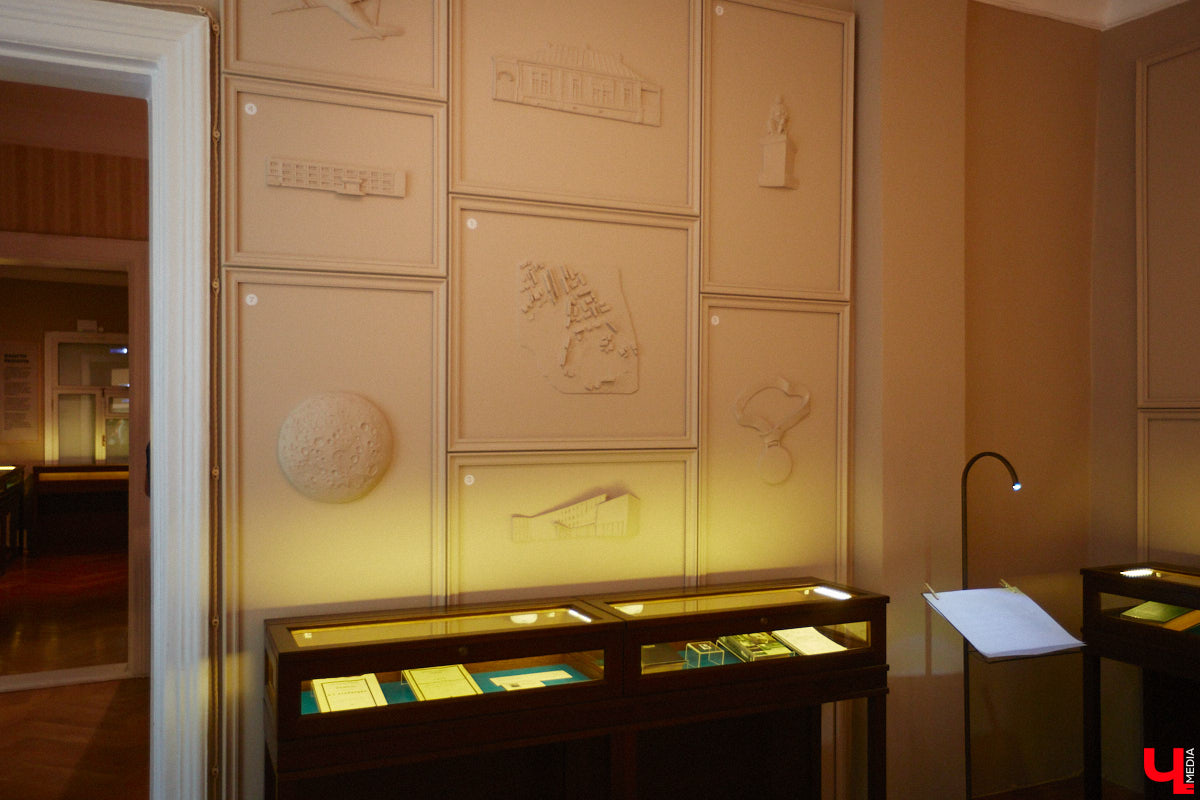 Форматы подачи информации изменились. Интерактив и иммерсивные спектакли пришли на смену сухим фактам и цифрам из книг, чтобы донести знания в более доступной форме. Тенденцию подхватил и Дом-музей Столетовых во Владимире, который на днях превратился в театральную сцену, а его посетители примерили на себя роль не только зрителей, но и актеров.