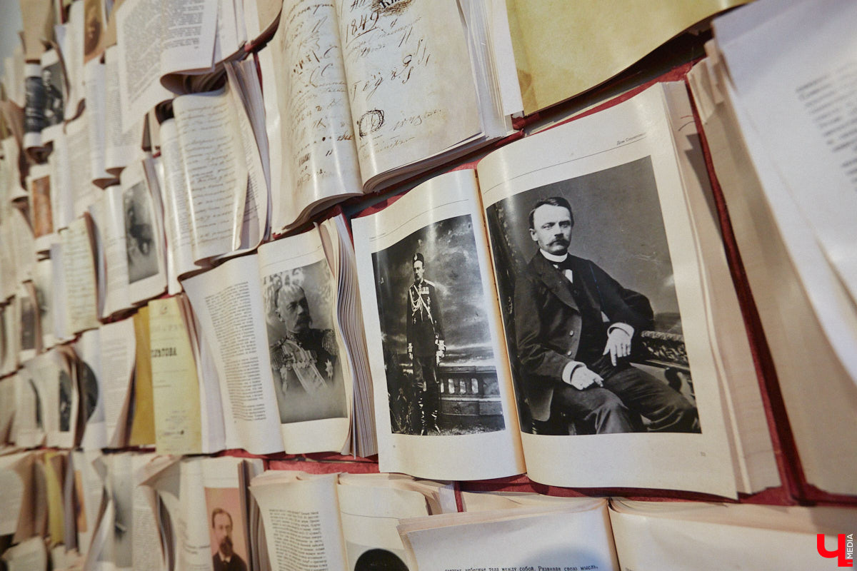 Форматы подачи информации изменились. Интерактив и иммерсивные спектакли пришли на смену сухим фактам и цифрам из книг, чтобы донести знания в более доступной форме. Тенденцию подхватил и Дом-музей Столетовых во Владимире, который на днях превратился в театральную сцену, а его посетители примерили на себя роль не только зрителей, но и актеров.