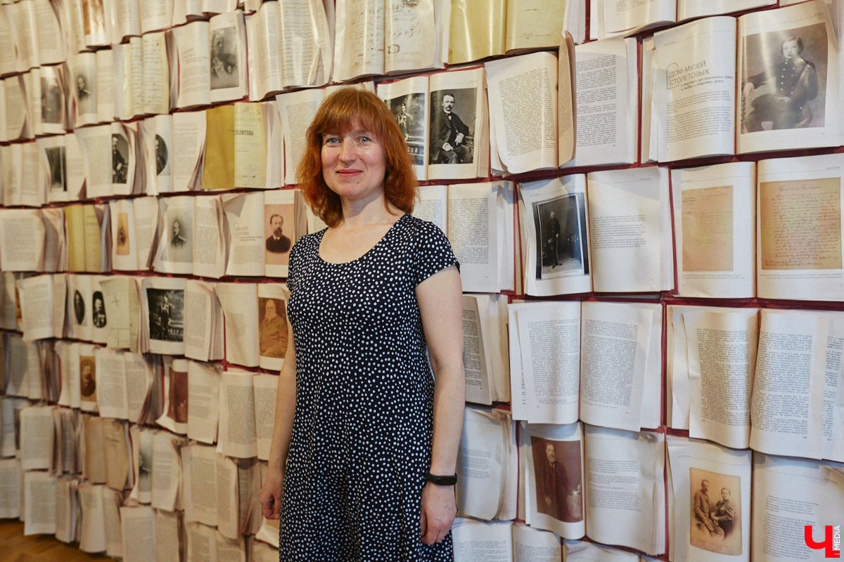 Форматы подачи информации изменились. Интерактив и иммерсивные спектакли пришли на смену сухим фактам и цифрам из книг, чтобы донести знания в более доступной форме. Тенденцию подхватил и Дом-музей Столетовых во Владимире, который на днях превратился в театральную сцену, а его посетители примерили на себя роль не только зрителей, но и актеров.