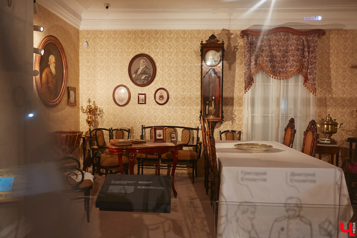 Форматы подачи информации изменились. Интерактив и иммерсивные спектакли пришли на смену сухим фактам и цифрам из книг, чтобы донести знания в более доступной форме. Тенденцию подхватил и Дом-музей Столетовых во Владимире, который на днях превратился в театральную сцену, а его посетители примерили на себя роль не только зрителей, но и актеров.