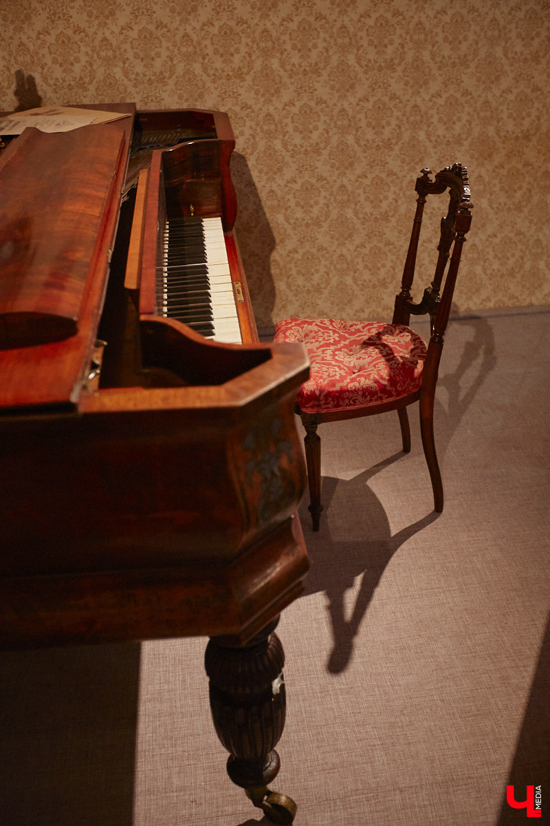 Форматы подачи информации изменились. Интерактив и иммерсивные спектакли пришли на смену сухим фактам и цифрам из книг, чтобы донести знания в более доступной форме. Тенденцию подхватил и Дом-музей Столетовых во Владимире, который на днях превратился в театральную сцену, а его посетители примерили на себя роль не только зрителей, но и актеров.