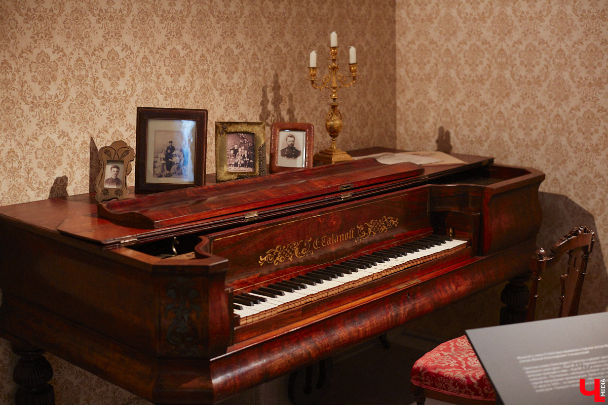 Форматы подачи информации изменились. Интерактив и иммерсивные спектакли пришли на смену сухим фактам и цифрам из книг, чтобы донести знания в более доступной форме. Тенденцию подхватил и Дом-музей Столетовых во Владимире, который на днях превратился в театральную сцену, а его посетители примерили на себя роль не только зрителей, но и актеров.