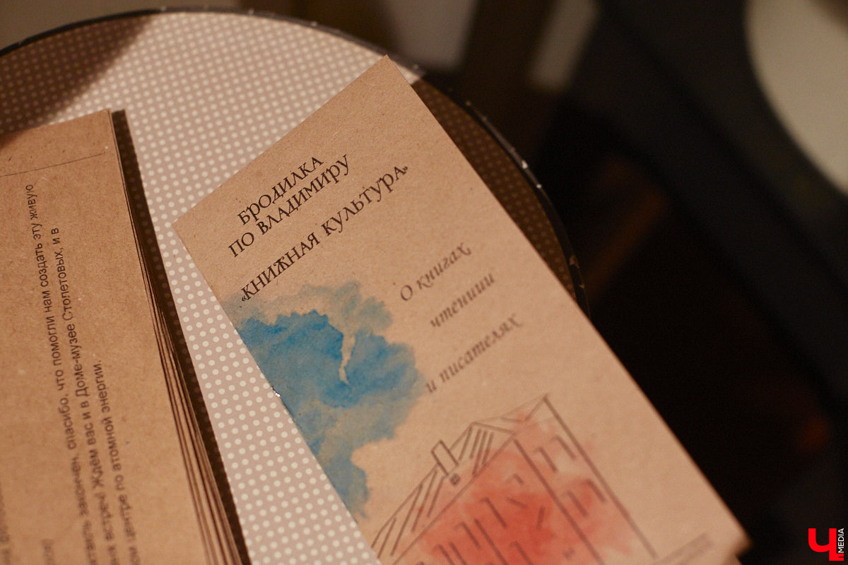 Форматы подачи информации изменились. Интерактив и иммерсивные спектакли пришли на смену сухим фактам и цифрам из книг, чтобы донести знания в более доступной форме. Тенденцию подхватил и Дом-музей Столетовых во Владимире, который на днях превратился в театральную сцену, а его посетители примерили на себя роль не только зрителей, но и актеров.