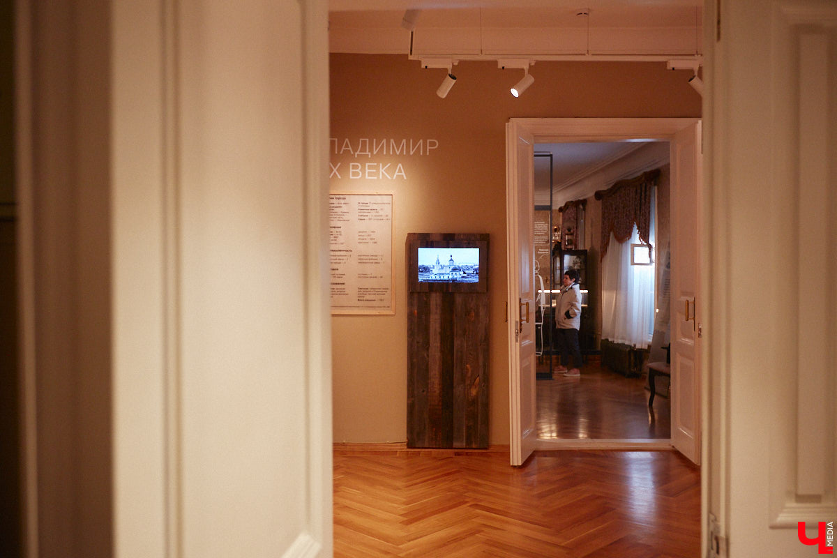 Форматы подачи информации изменились. Интерактив и иммерсивные спектакли пришли на смену сухим фактам и цифрам из книг, чтобы донести знания в более доступной форме. Тенденцию подхватил и Дом-музей Столетовых во Владимире, который на днях превратился в театральную сцену, а его посетители примерили на себя роль не только зрителей, но и актеров.