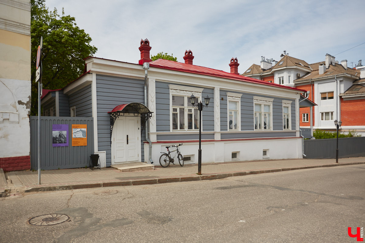 Форматы подачи информации изменились. Интерактив и иммерсивные спектакли пришли на смену сухим фактам и цифрам из книг, чтобы донести знания в более доступной форме. Тенденцию подхватил и Дом-музей Столетовых во Владимире, который на днях превратился в театральную сцену, а его посетители примерили на себя роль не только зрителей, но и актеров.