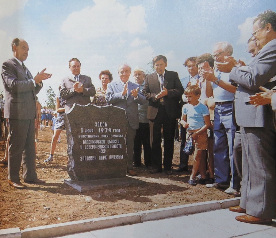 15 мая 1975 года улица Электрозаводская была переименована в Усти-на-Лабе. Сделано это было в связи с 30-летием освобождения Чехословакии от фашистов и в знак укрепления дружественных связей Владимира с городом Северо-Чешской области ЧССР. В марте 2022-го случился разрыв партнерских отношений. Но в столице 33-го региона до сих пор сохраняются памятники нашей потухшей дружбы. Правда, не все…