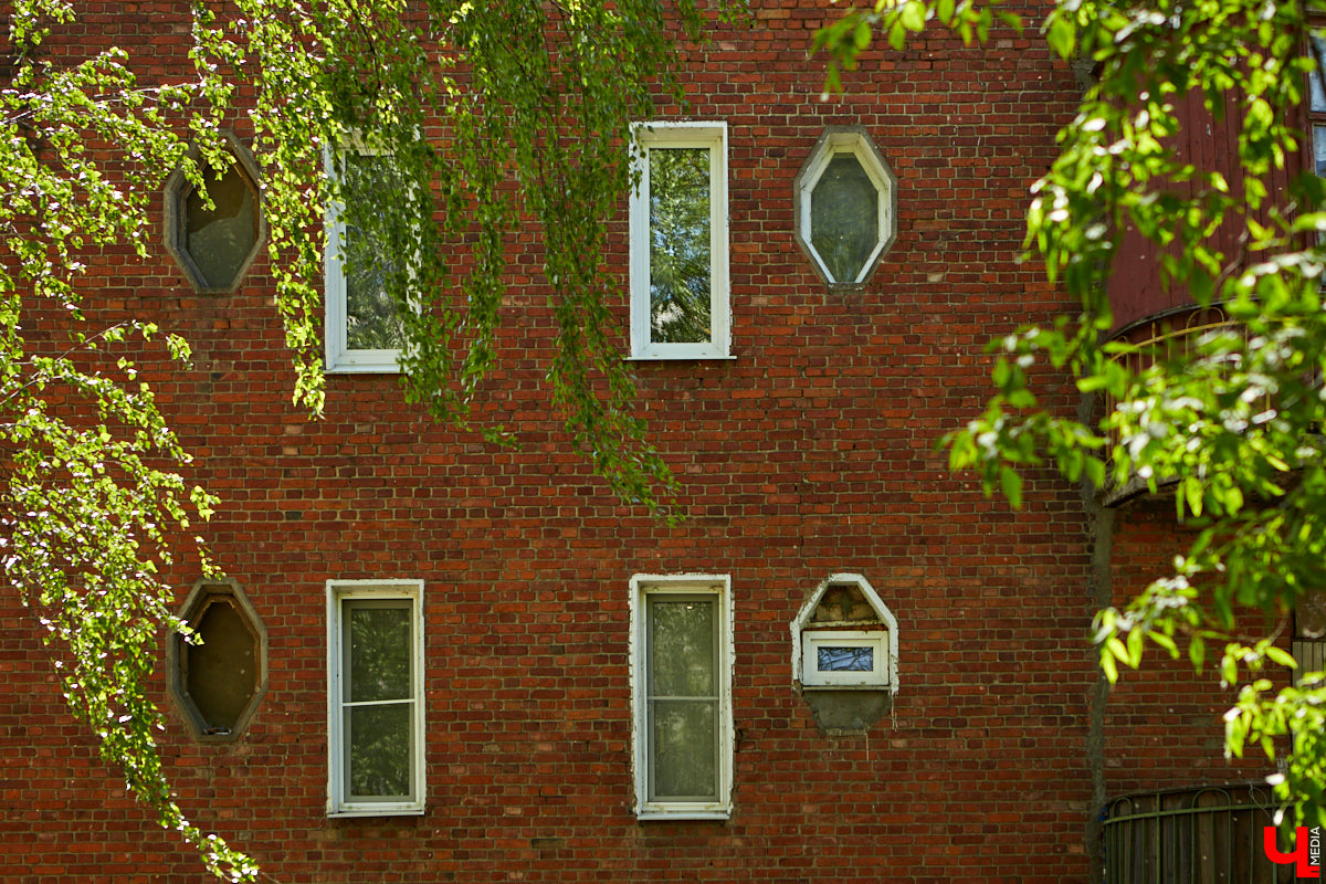 15 мая 1975 года улица Электрозаводская была переименована в Усти-на-Лабе. Сделано это было в связи с 30-летием освобождения Чехословакии от фашистов и в знак укрепления дружественных связей Владимира с городом Северо-Чешской области ЧССР. В марте 2022-го случился разрыв партнерских отношений. Но в столице 33-го региона до сих пор сохраняются памятники нашей потухшей дружбы. Правда, не все…