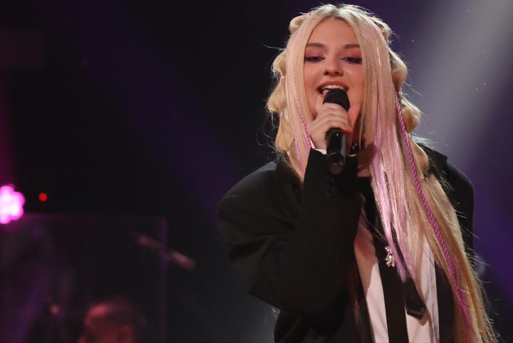 Очаровательная блондинка из города оружейников покинула вокальный проект «Голос». Девушка не смогла пройти третий этап популярного телевизионного шоу. Маша Мэй остановилась на раунде нокаутов, но ее оригинальная подача песни группы «Корни» снова многим запомнилась.