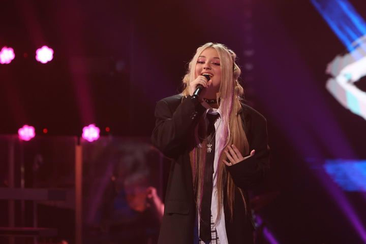 Очаровательная блондинка из города оружейников покинула вокальный проект «Голос». Девушка не смогла пройти третий этап популярного телевизионного шоу. Маша Мэй остановилась на раунде нокаутов, но ее оригинальная подача песни группы «Корни» снова многим запомнилась.